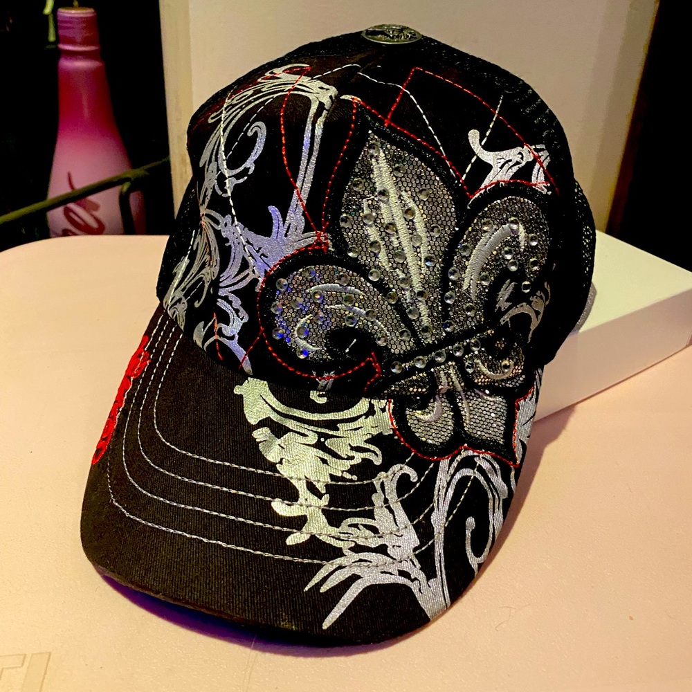 Fleur de lis trucker hat in new condition Red black - born to Rock button on top